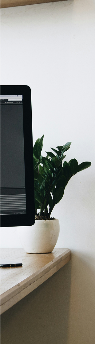 WebデザインをするPCの写真